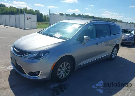2017 Chrysler Pacifica Touring-L z USA, uszkodzony, nr VIN 2C4RC1BG4HR540225